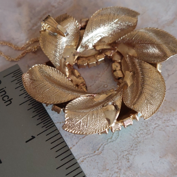 Green Peking glass cabochon vintage rhinestone goldtone pendant necklace. (WW) - Picture 5 of 8